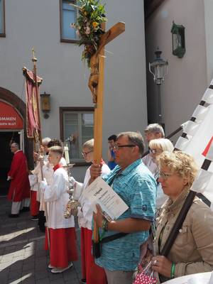Quelle: Wallfahrtsverein Köln‑Porz‑Urbach e.V. Pilgergruppe Köln beim Einzug in die Wallfahrtsbasilika