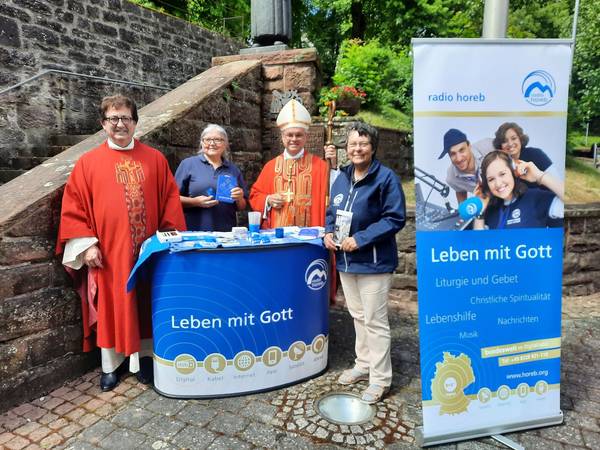 Quelle: Achim Dörr, Walldürn Infostand von Radio Horeb ; Im Bild Pater Josef Brugla und Erzbischof Dr. Bentz